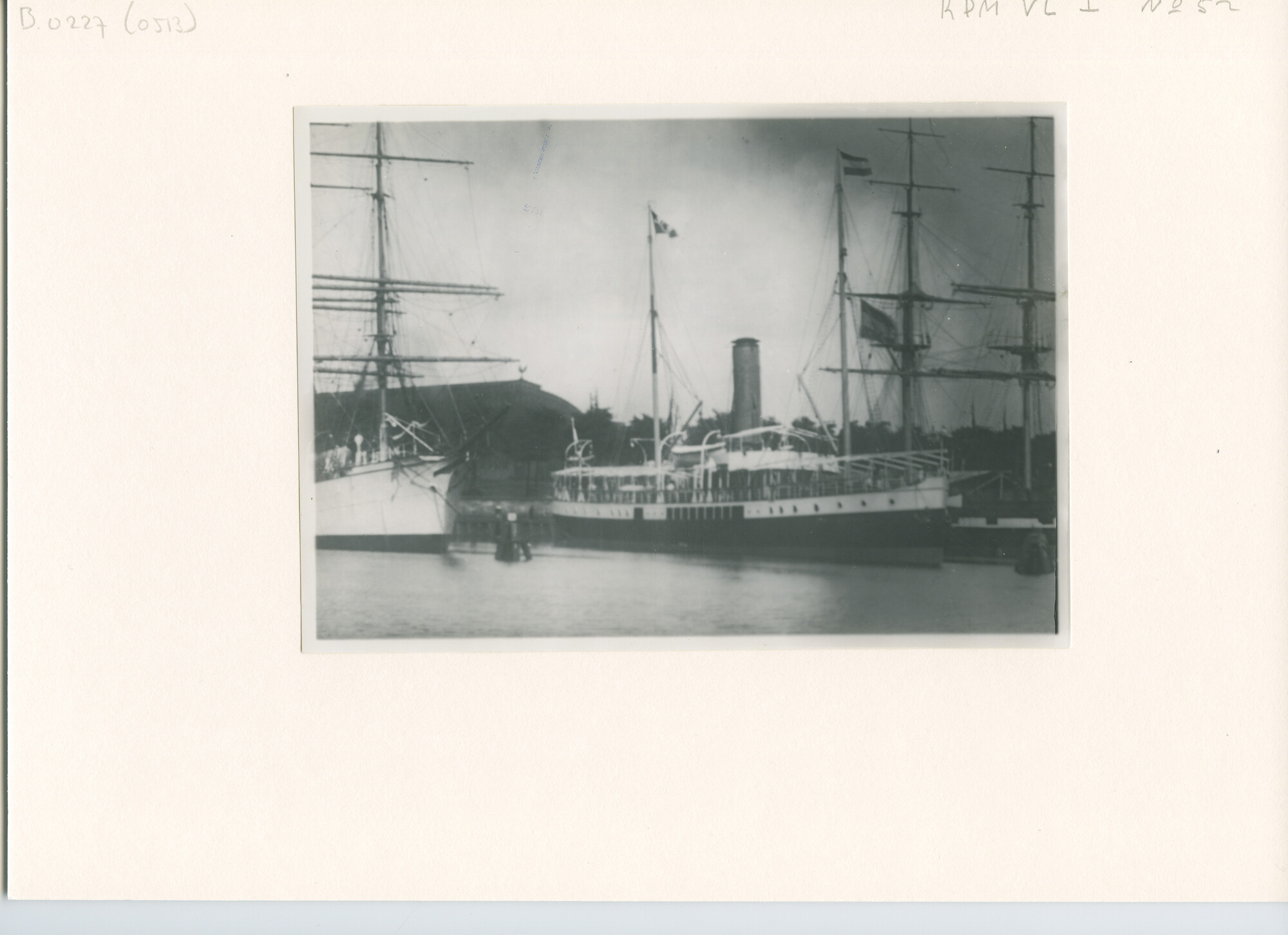B.0227(0513)a; Foto van ss. Van der Parra van de KPM afgemeerd achter het Centaal Station in Amsterdam; foto