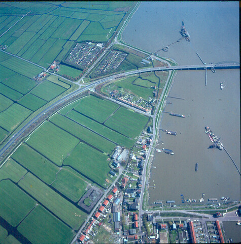 S.9100(2666); Dia (luchtfoto) noordelijke afrit Schellingwouderbrug met Schellingwoude; diapositief