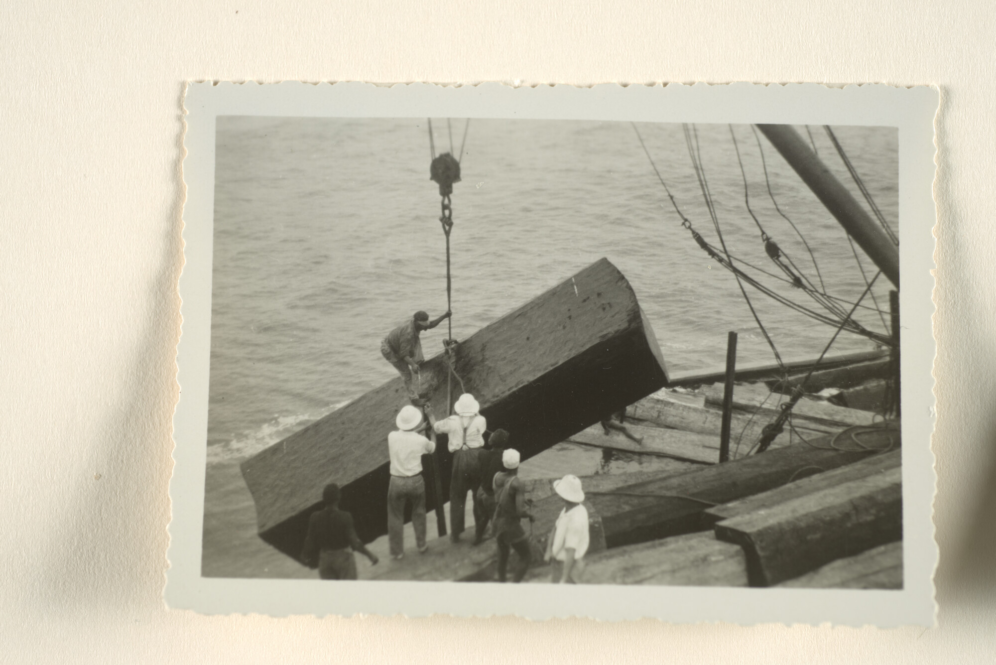 1996.0510; Foto's van het laden van tropisch hardhout aan boord van het vrachtschip ss. 'Soesterberg' van de Stoomboot Maatschappij Hillegersberg te Grand Bassam (Gabon [...]; fotoreportage