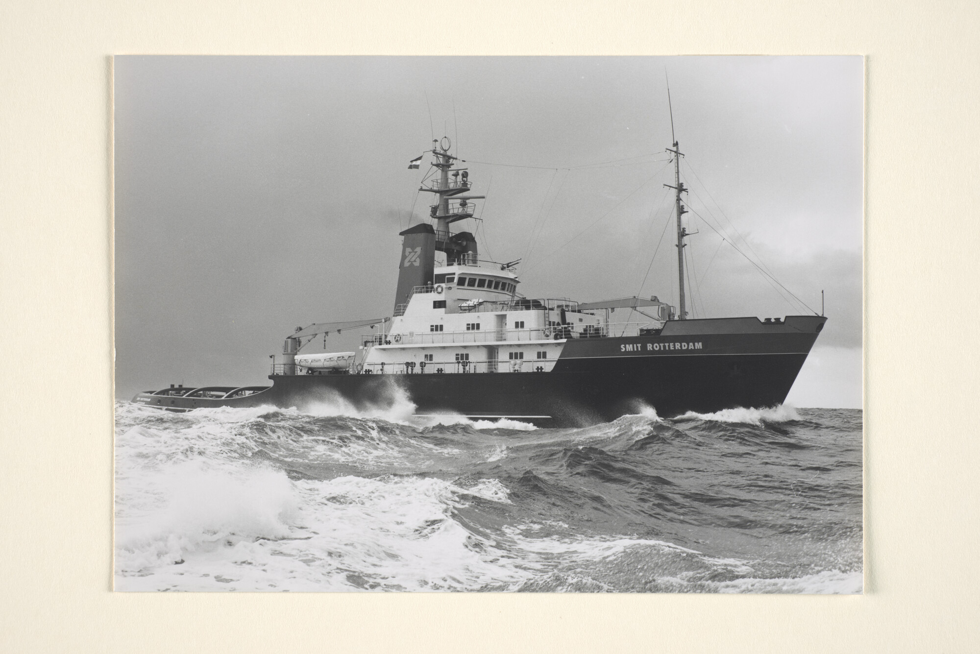 1996.3710; Foto's van de bergings-zeesleepboot 'Smit Rotterdam' varende op zee; fotoreportage