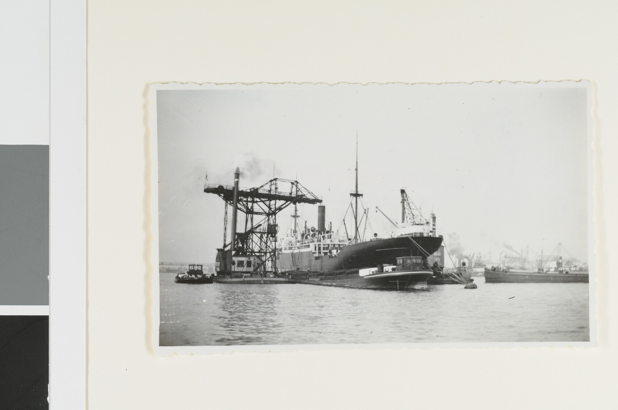 S.4380(04)482; Het lossen van het vrachtschip ss. Koudekerk (ex- Kirkstall Abbey / Kandelfels) van de VNS (VNS) [...]; foto
