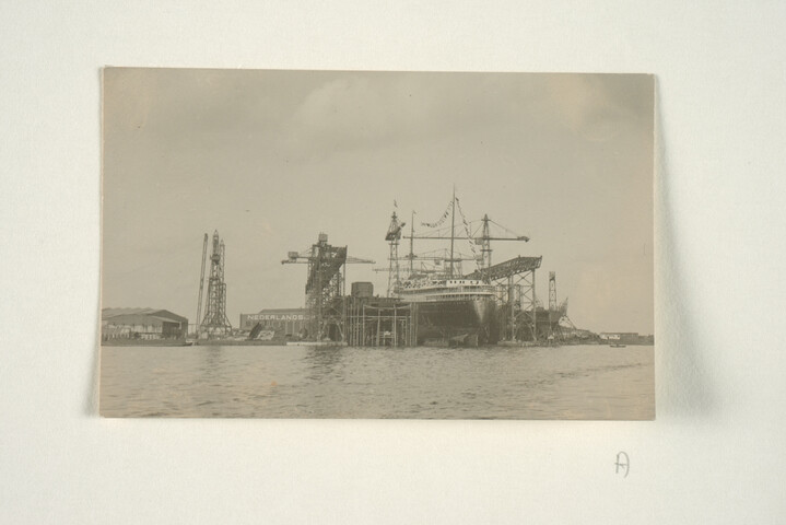 S.7143(1421)1; Foto van de stapelloop van de Christaan Huygens, gebouwd bij de NDSM; foto