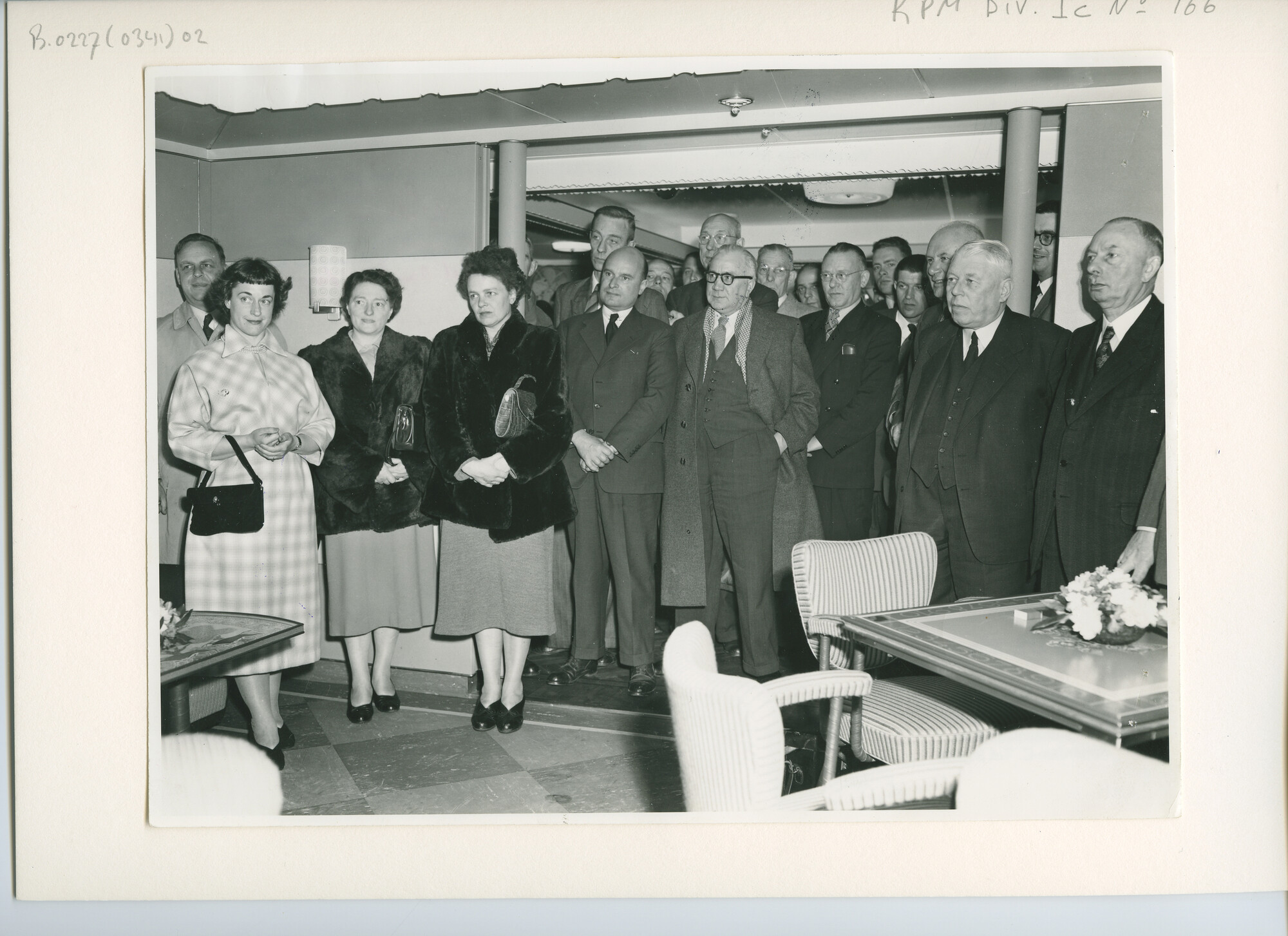B.0227(0341)02; Foto van de overdracht van ms. 'Roggeveen'; foto