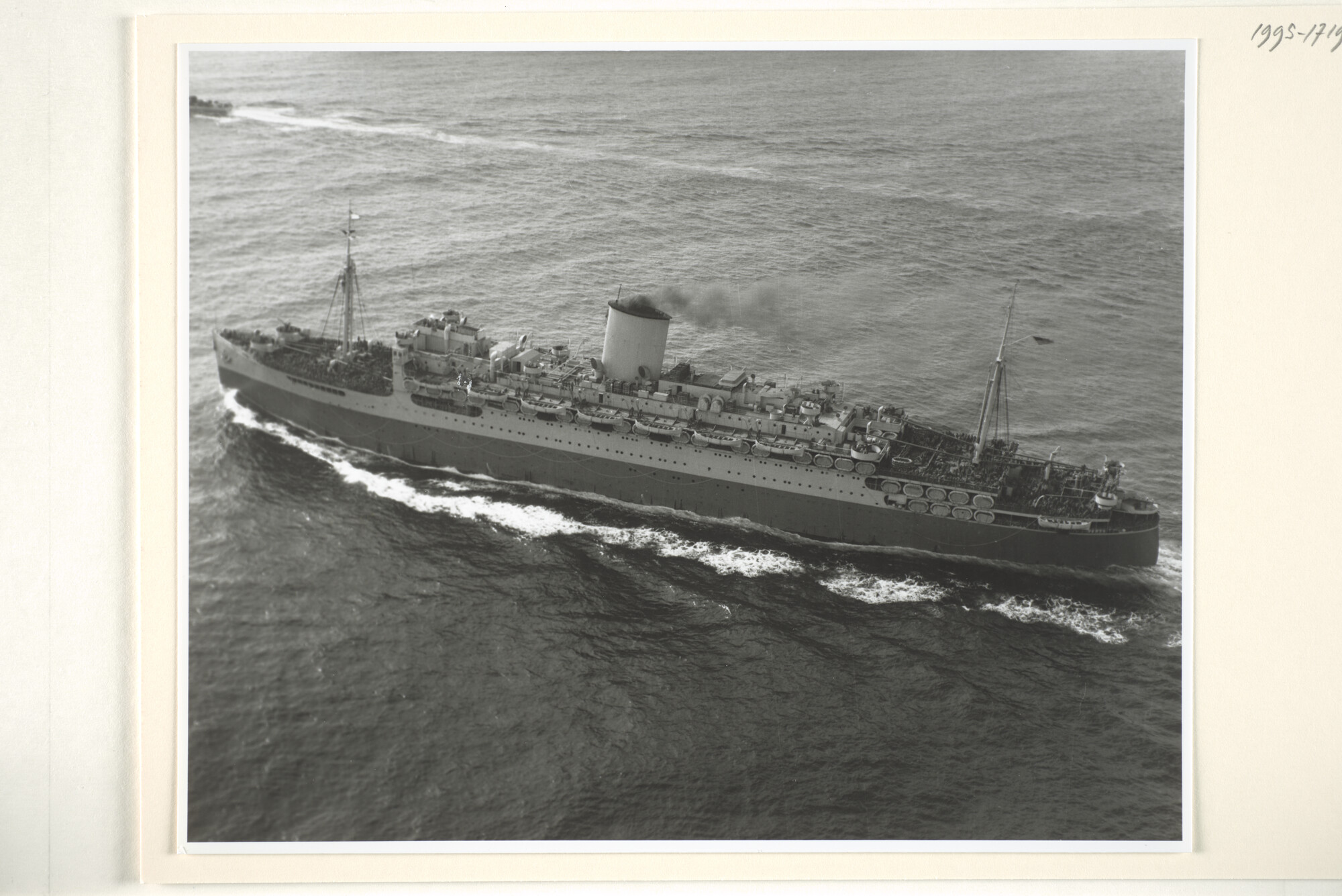 1995.1719; Luchtfoto van het troepentransportschip USS Argentina (ex- Pennsylvania) varende in konvooi [...]; foto