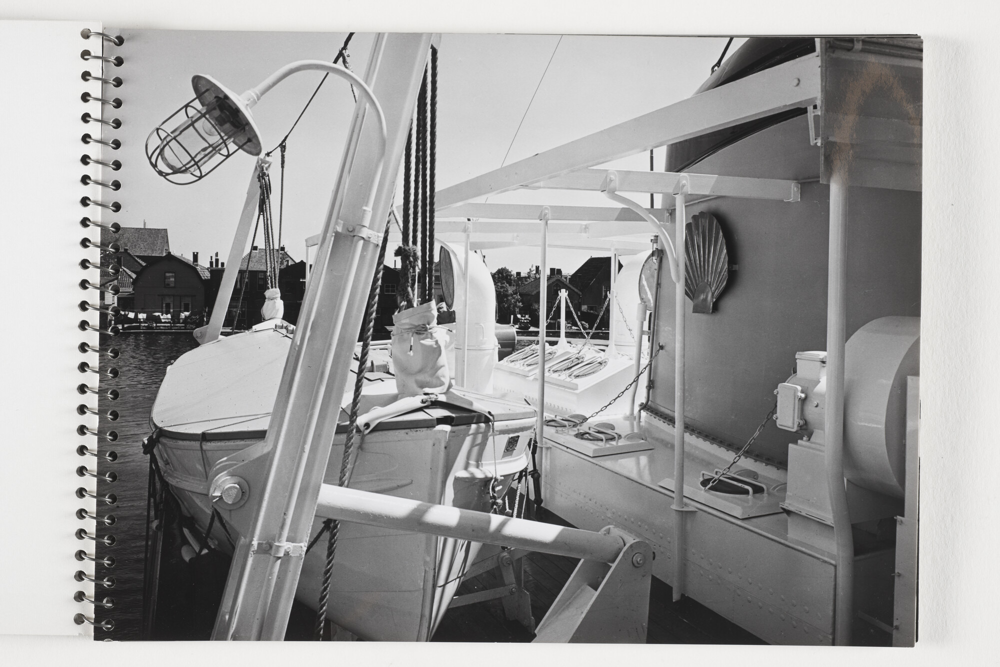 2012.1009; Fotoalbum met zwart-wit foto's van de gemotoriseerde sleepboten Sugi en Sukamandi van de scheepswerf de Vries Lentsch; fotoalbum