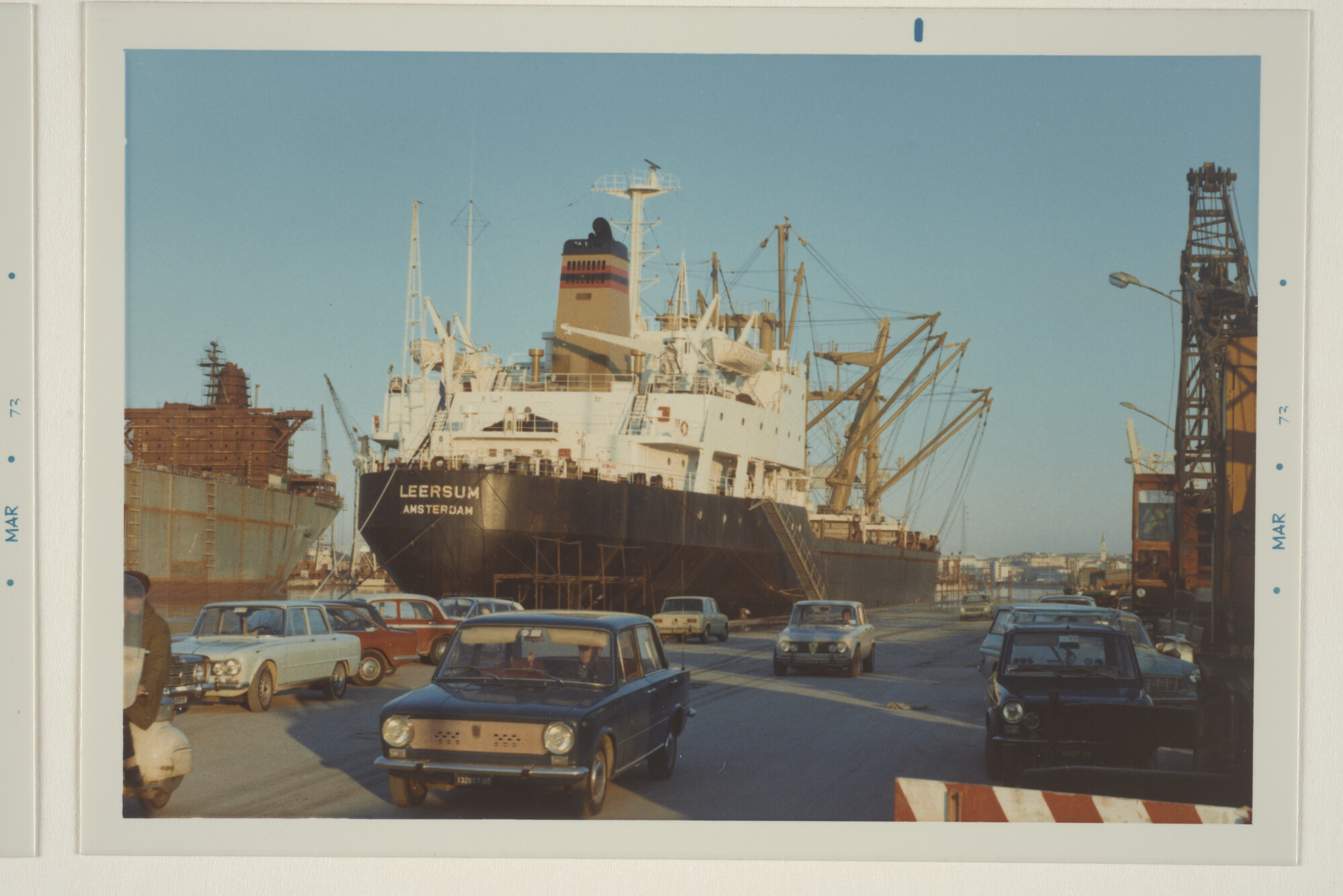 1996.0558; Kleurenfoto's van het vrachtschip ms. 'Leersum' van de Stoomvaart Maatschappij 'Oostzee' afgemeerd in een Italiaanse haven [...]; fotoreportage