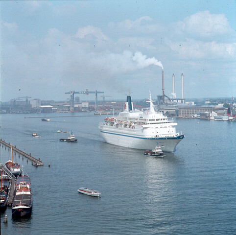 S.9100(6976); Dia van het Noorse cruiseschip ms. Royal Viking Sea tijdens de maidentrip [...]; diapositief