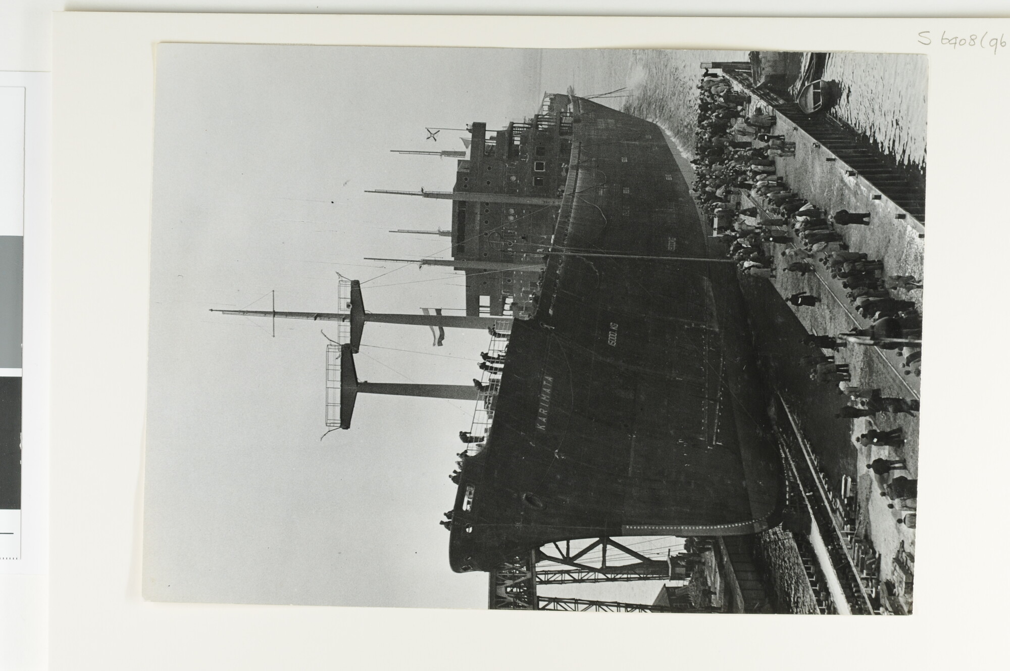 S.6408(0968); De tewaterlating van het vrachtschip ms. 'Karimata' van de SMN bij de werf van P. Smit Jr; foto