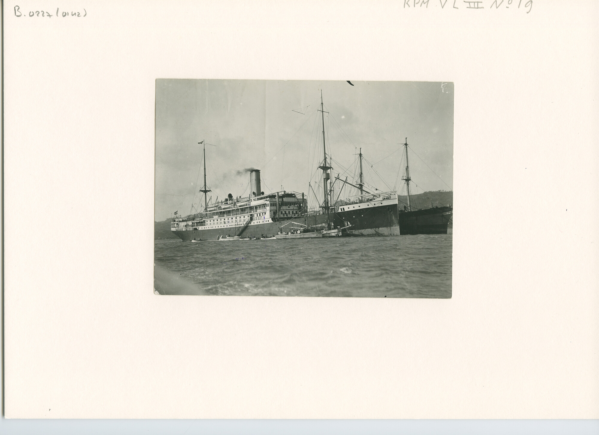 B.0227(0142); Het ss. 'Houtman' voor anker op de rede bij Port Moresby; foto