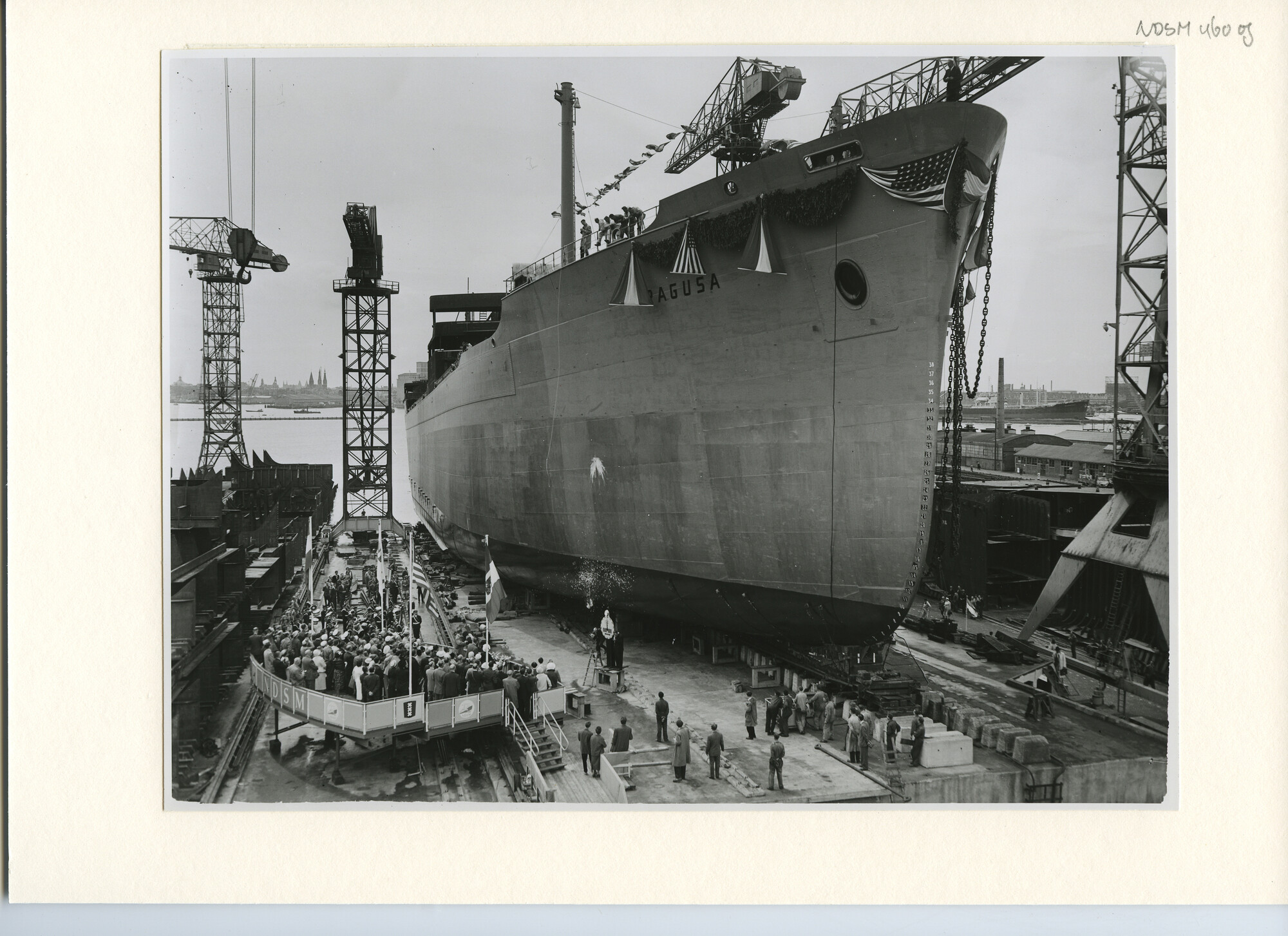 S.5444(2500)04; Foto van de tewaterlating van de tanker ts. Ragusa; foto