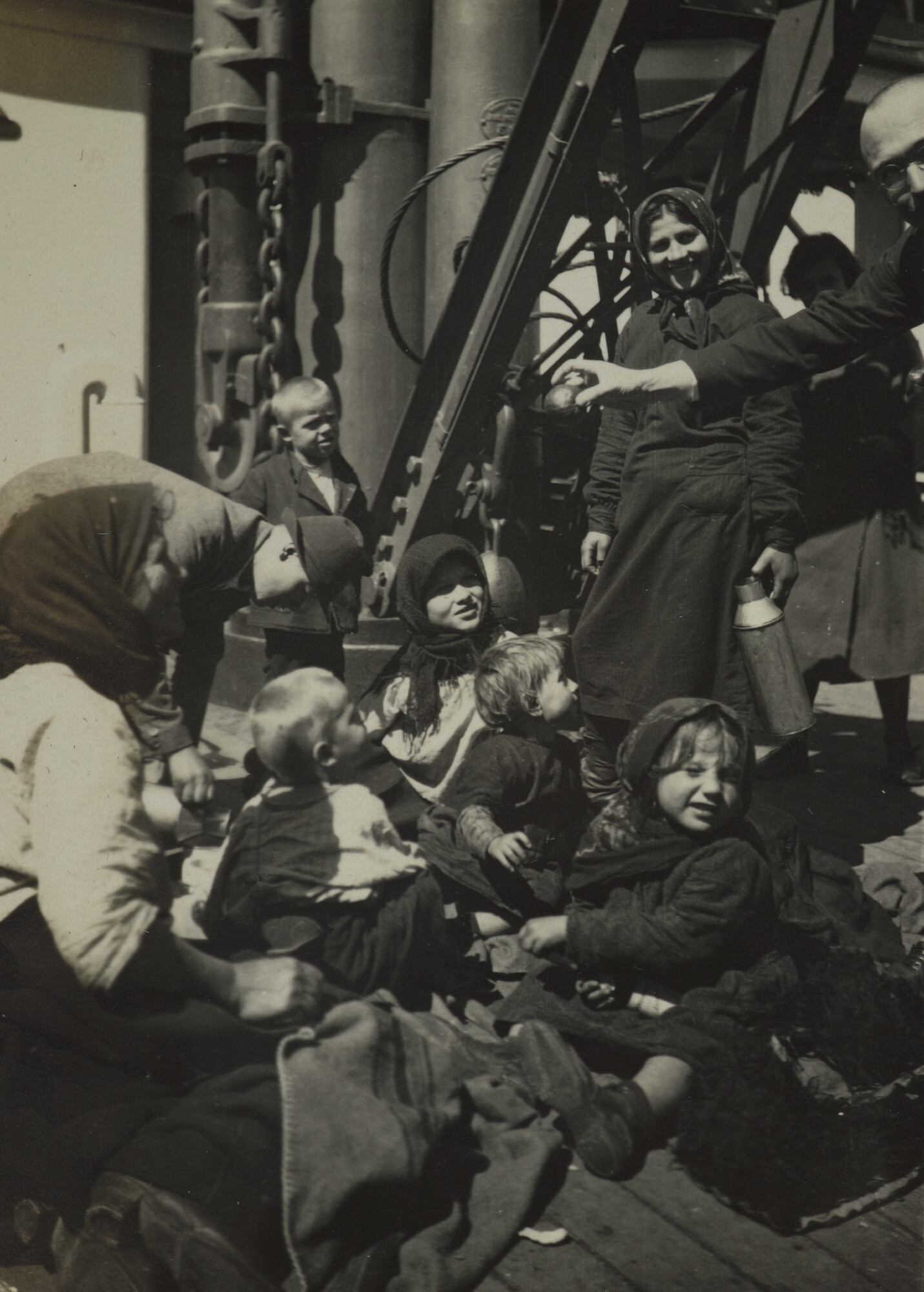 2003.0417; Album met foto's gemaakt aan boord van het ss. Orania en in diverse havens tijdens de reizen van Amsterdam naar Zuid Amerika; fotoalbum