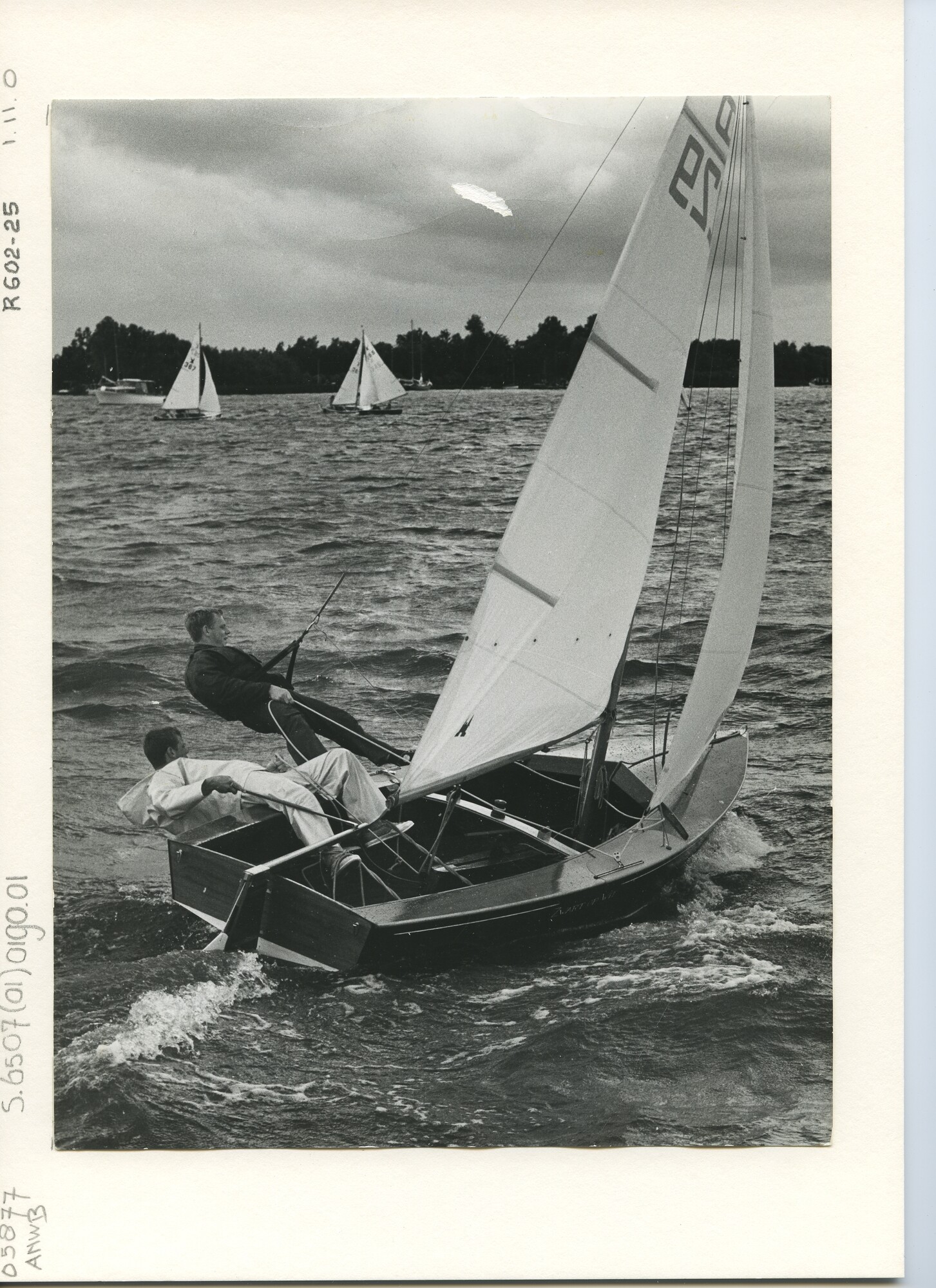 S.6507(01)0190.01; Zwart-wit foto van de Schakel nummer 229 (Zwart op Wit) tijdens de Kaagweek 1964; foto