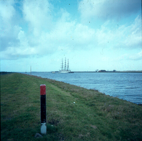 S.9100(3015); Dia van het Argentijnse driemast opleidingsschip Libertad in de haven van [...]; diapositief