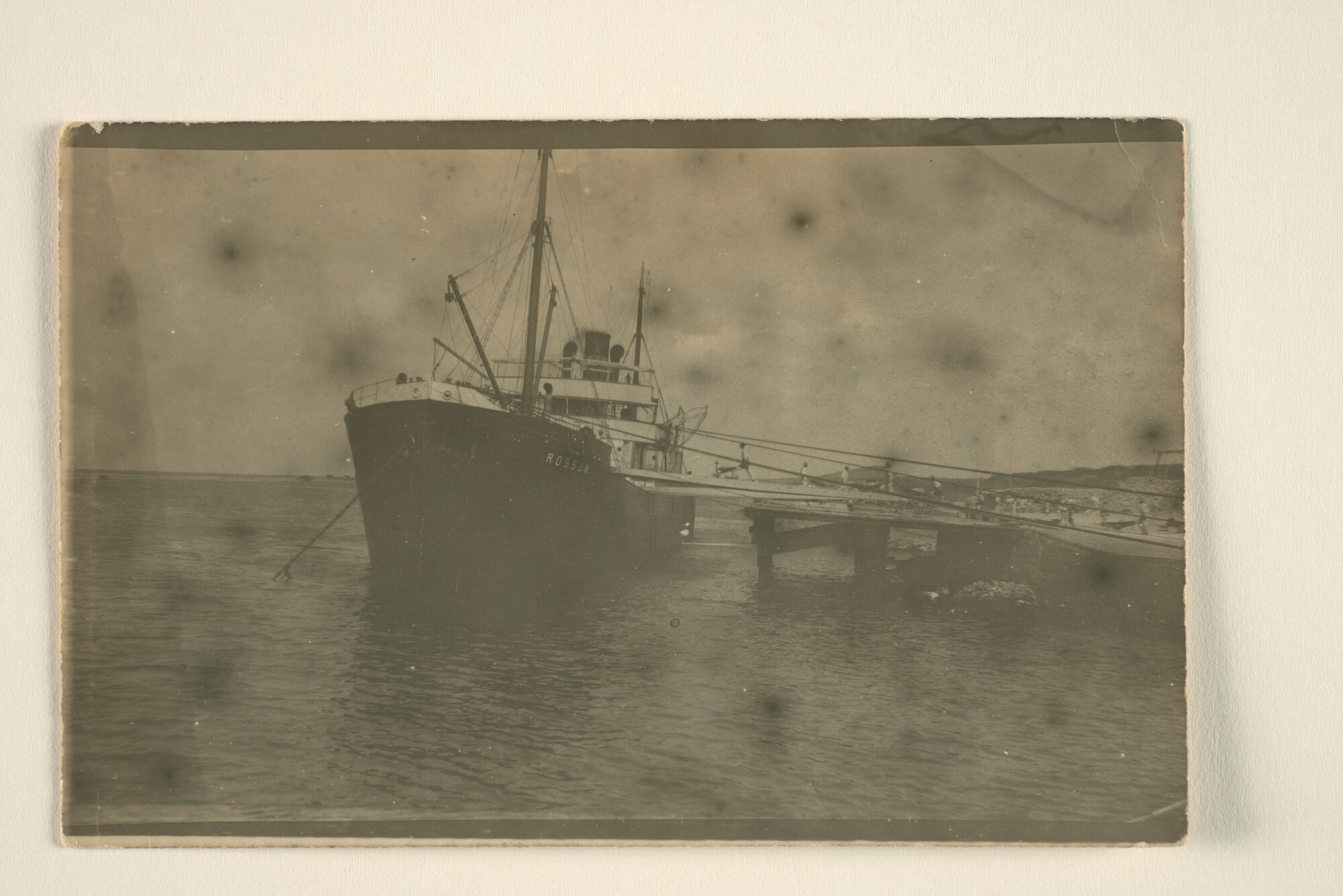 1996.0605; Het vrachtschiip ss. Rossum van de Stoomvaart Maatschappij 'Oostzee' laadt erts in; foto