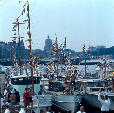 S.9100(4146); 'Amsterdam police band saluts golden armada.' ; diapositief