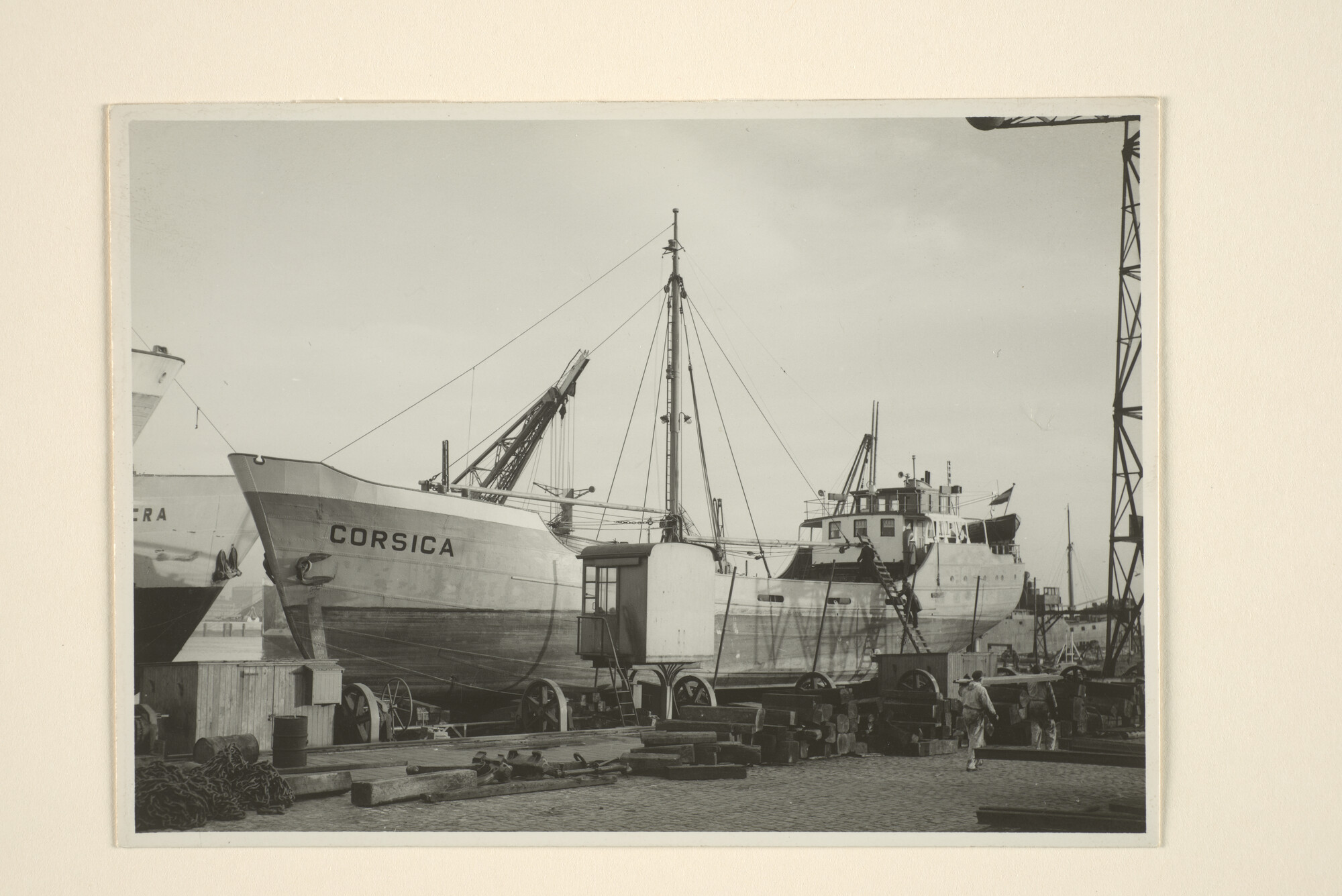 1996.2033; De coaster ms. 'Corsica' van J.K. Bonninga te Groningen ligt voor onderhoudswerkzaamheden (vermoedelijk) op de helling van het Havenbedrijf Vlaardingen-Oost [...]; foto