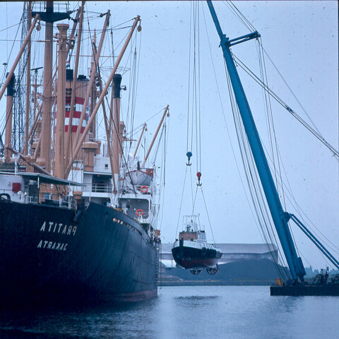 S.9100(8833); Dia van het Indonesische vrachtschip ms. 'Pratita' uit Jakarta; diapositief