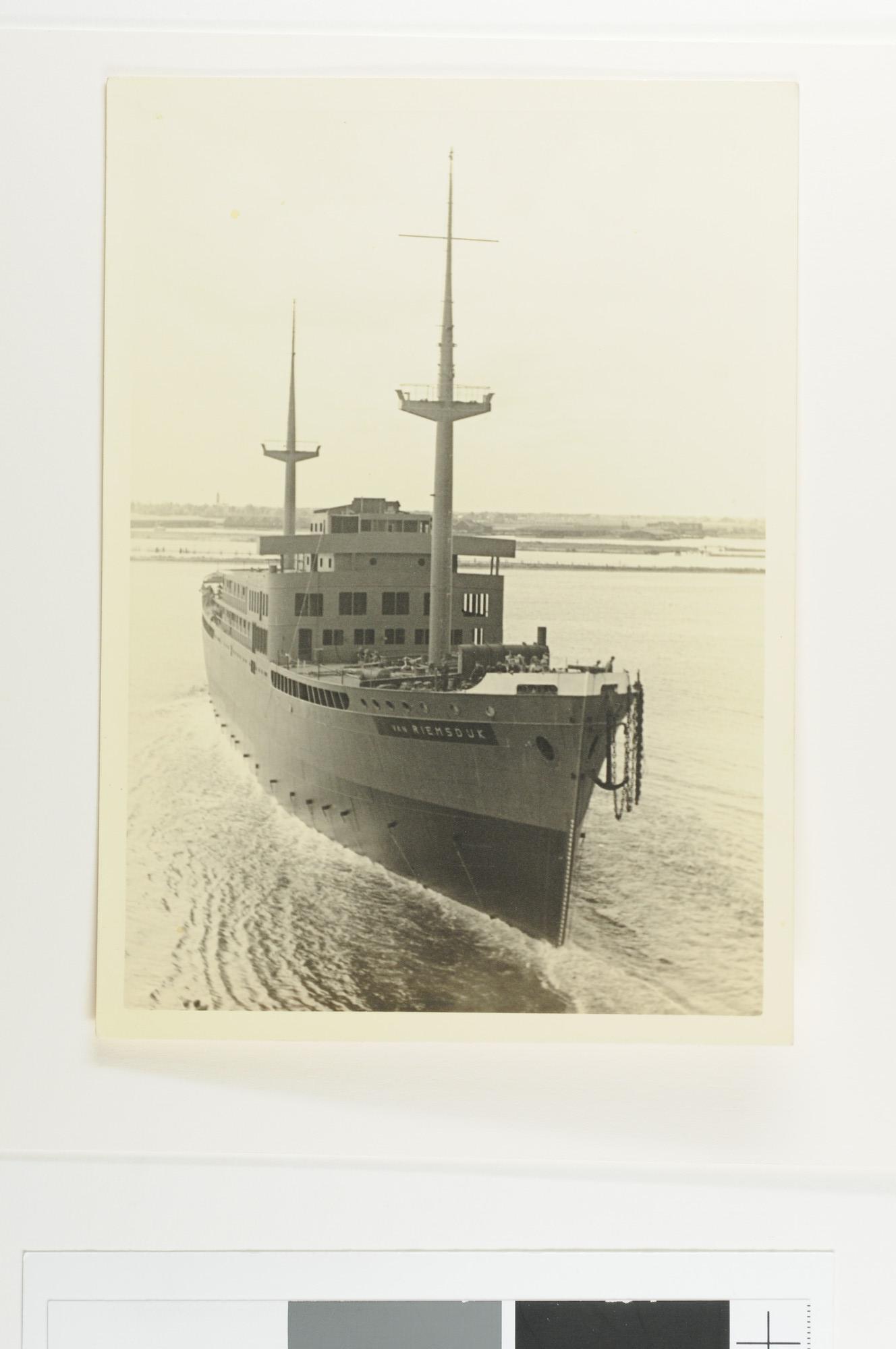 S.6408(0798); Fotos van de tewaterlating van het passagiersschip ms. Van Riemsdijk van [...]; fotoreportage