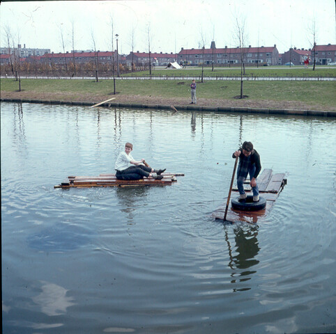 S.9100(0683); Drie jongens op vlotje in de Van Tienhovengracht te Amsterdam-Slotermeer; diapositief