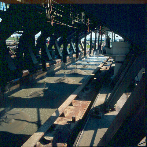 S.9100(5095); Uitbreiding (haven) IJmuiden. Dia ontziltingsponton 'Aquila'; diapositief