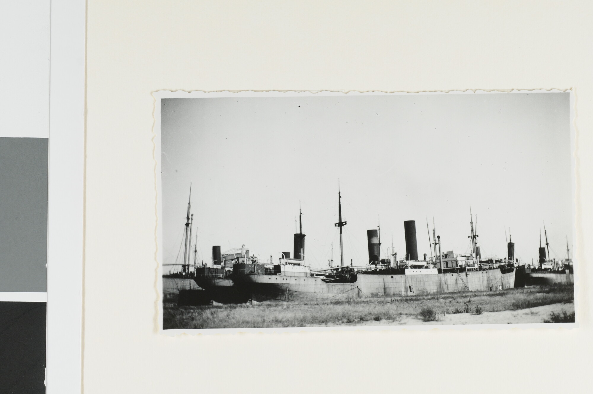 S.4380(04)441; Het vrachtschip ss. 'Schouwen' van de Rotterdamsche Lloyd is opgelegd in Rotterdam; foto