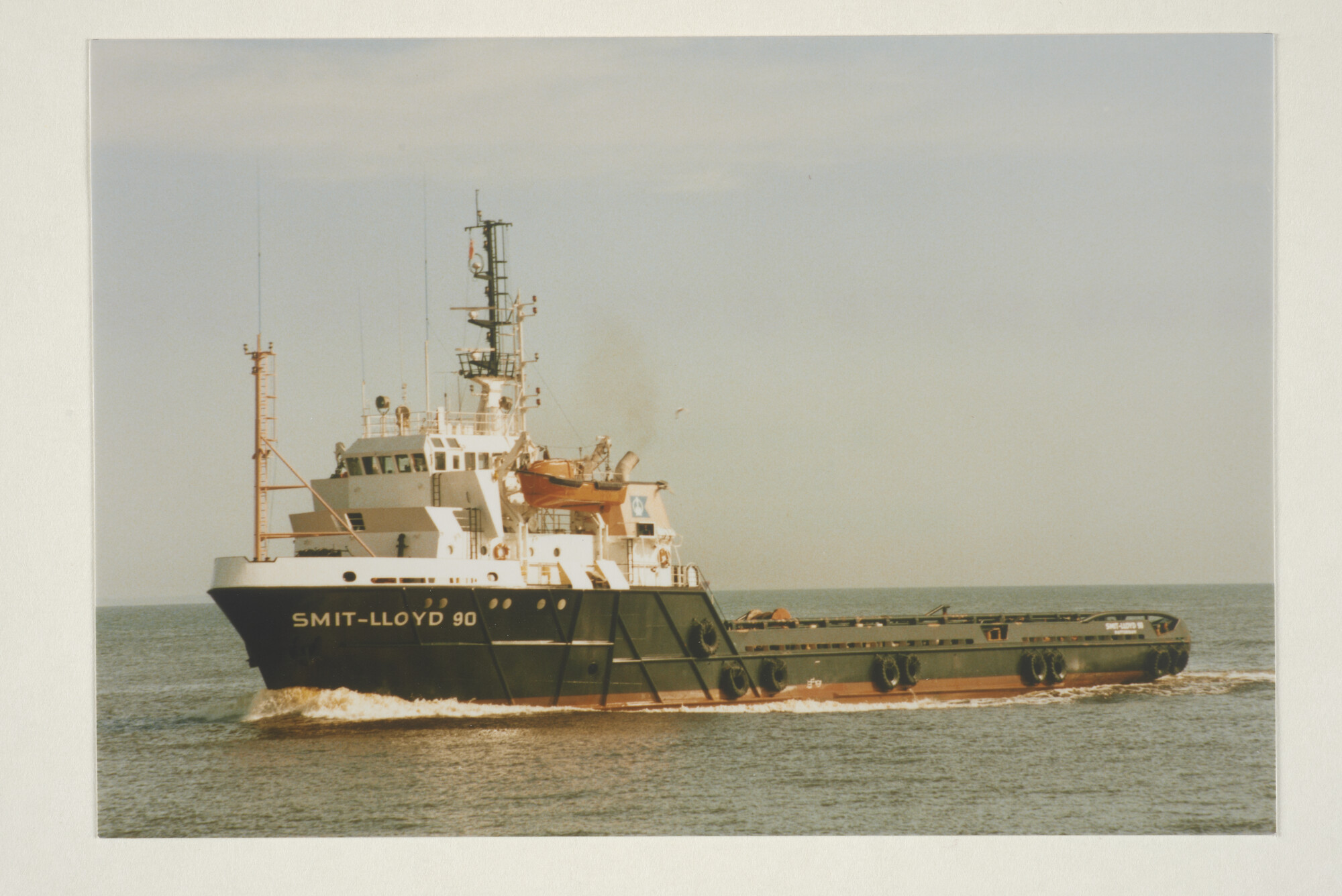 1997.4666; Kleurenfoto van het bevoorradingsschip Smit Lloyd 90 (ex- Atlantic Atlas) van Smit-Lloyd Odin BV; foto