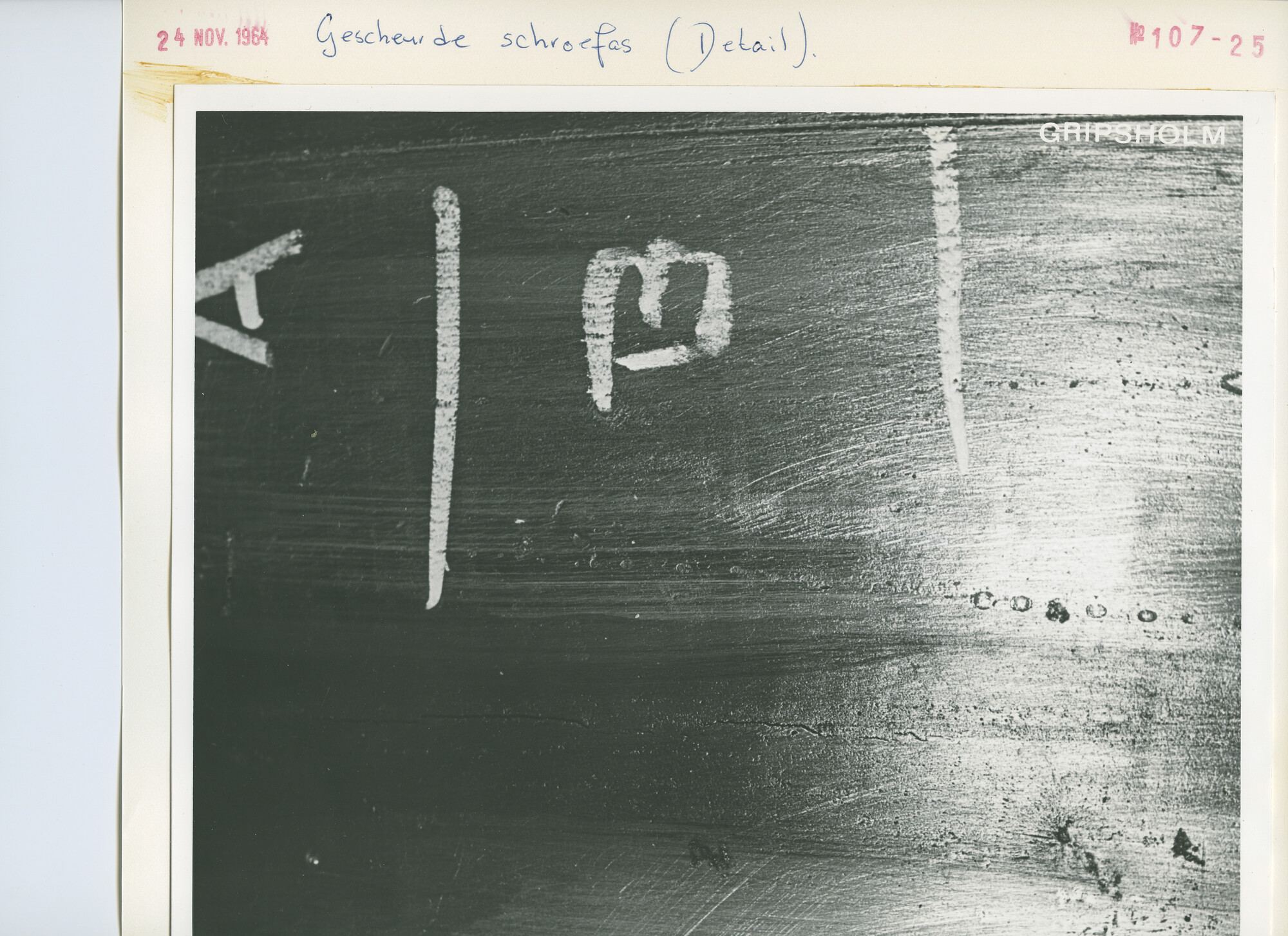 S.5444(4362)3; Foto van de gescheurde schroefas en cilinderdeksel van het Zweedse passagiersschip ms. Gripsholm; foto