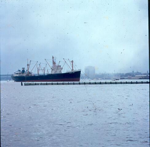 S.9100(3989); Dia van het Fillipijnse vrachtschip ms. 'Marie Ann' in de haven van Amsterdam; diapositief