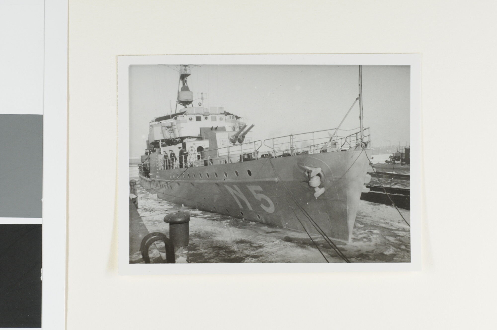 S.4380(04)403; Het fregat Hr.Ms. Van Speijk (N 5) in een haven ; foto