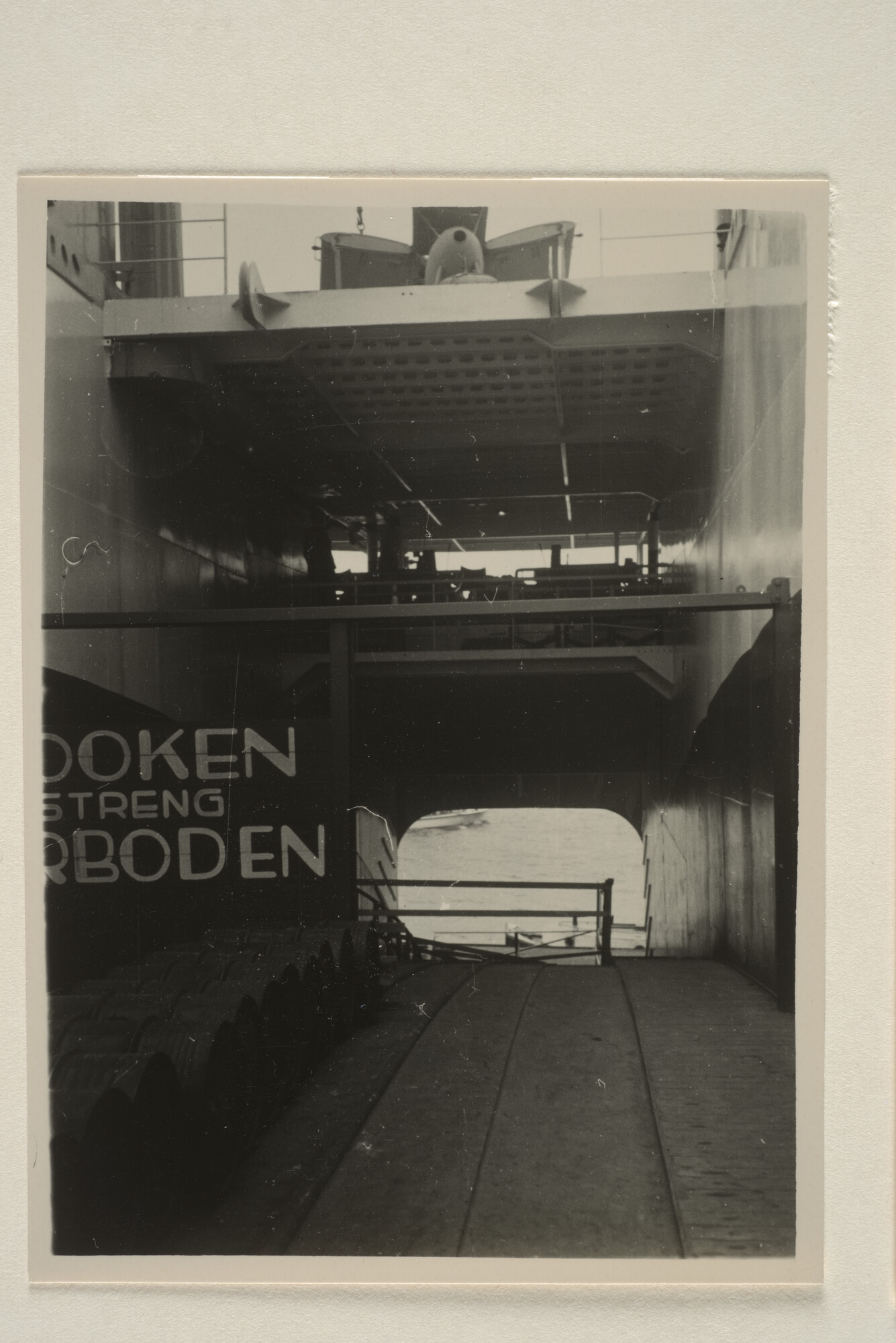 1996.4318; Foto's van het vertrek uit Amsterdam van het walvismoederschip ms. Willem Barendsz (I); fotoreportage