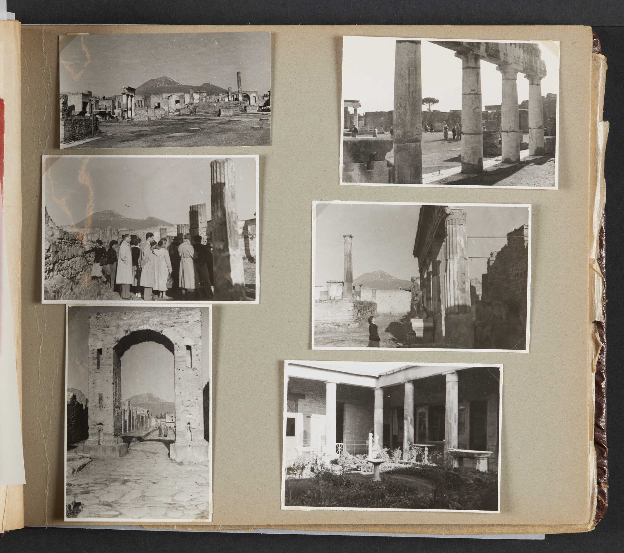 2019.0671; Fotoalbum van het echtpaar Jan van der Meer Mohr en Johanna van der Meer Mohr-van Ruler van hun reis op ms. Oranje van Tandjong Priok naar Amsterdam tussen 18 december 1953 en 7 januari 1954; fotoalbum