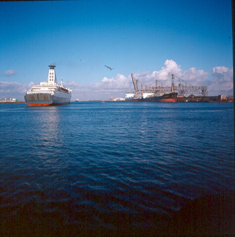 S.9100(8138); Dia van het bulkcarrier ms. 'Amstelmeer' van Holland Bulk Transport BV; diapositief