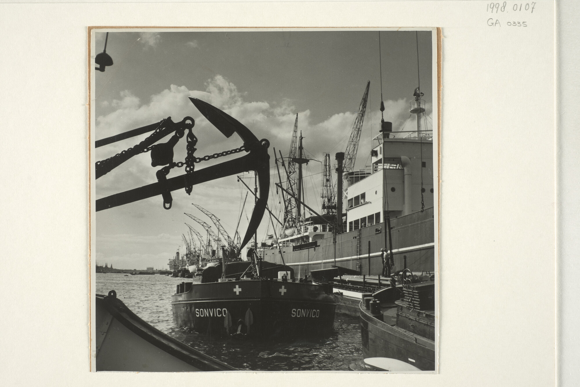1998.0107; Sfeerbeeld met gezicht op de Javakade in Amsterdam; foto