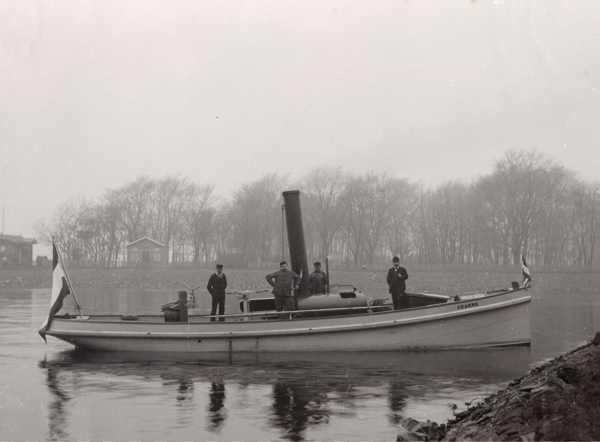 2010.0958; Stoomsleepboot 'Jeanne' van 13.50 meter op het IJ nabij het Tolhuis; foto