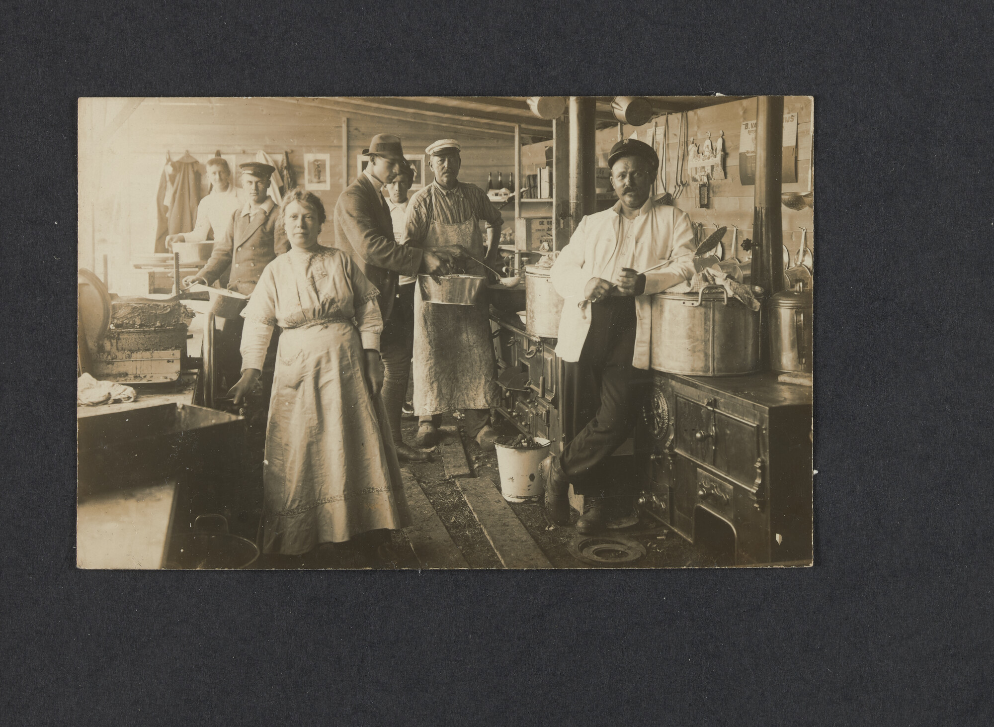 2022.0004; Zwart-wit foto van het keukenpersoneel tijdens het eerste waterkamp voor jongens in Langweer (De Friese Meren) in 1915; foto