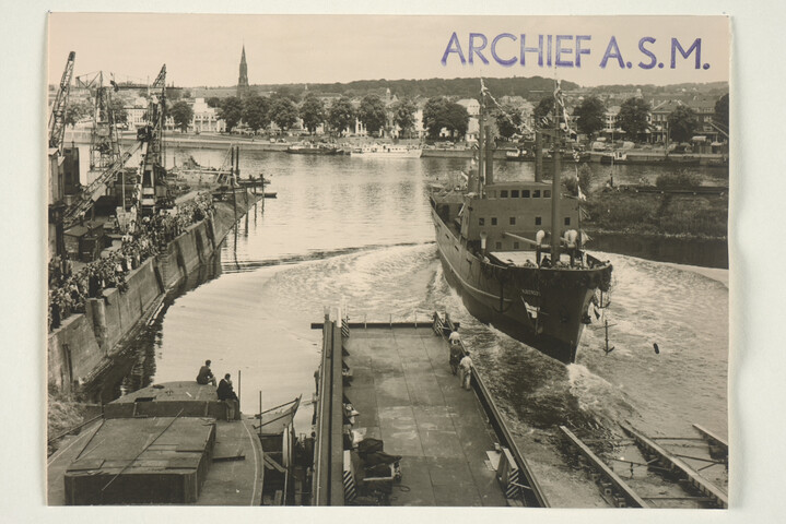 S.5219(12)0277; Foto's van de doop van het vrachtschip ms. 'Vliestroom' van de HSM, gebouwd op de langshelling van de ASM; fotoreportage