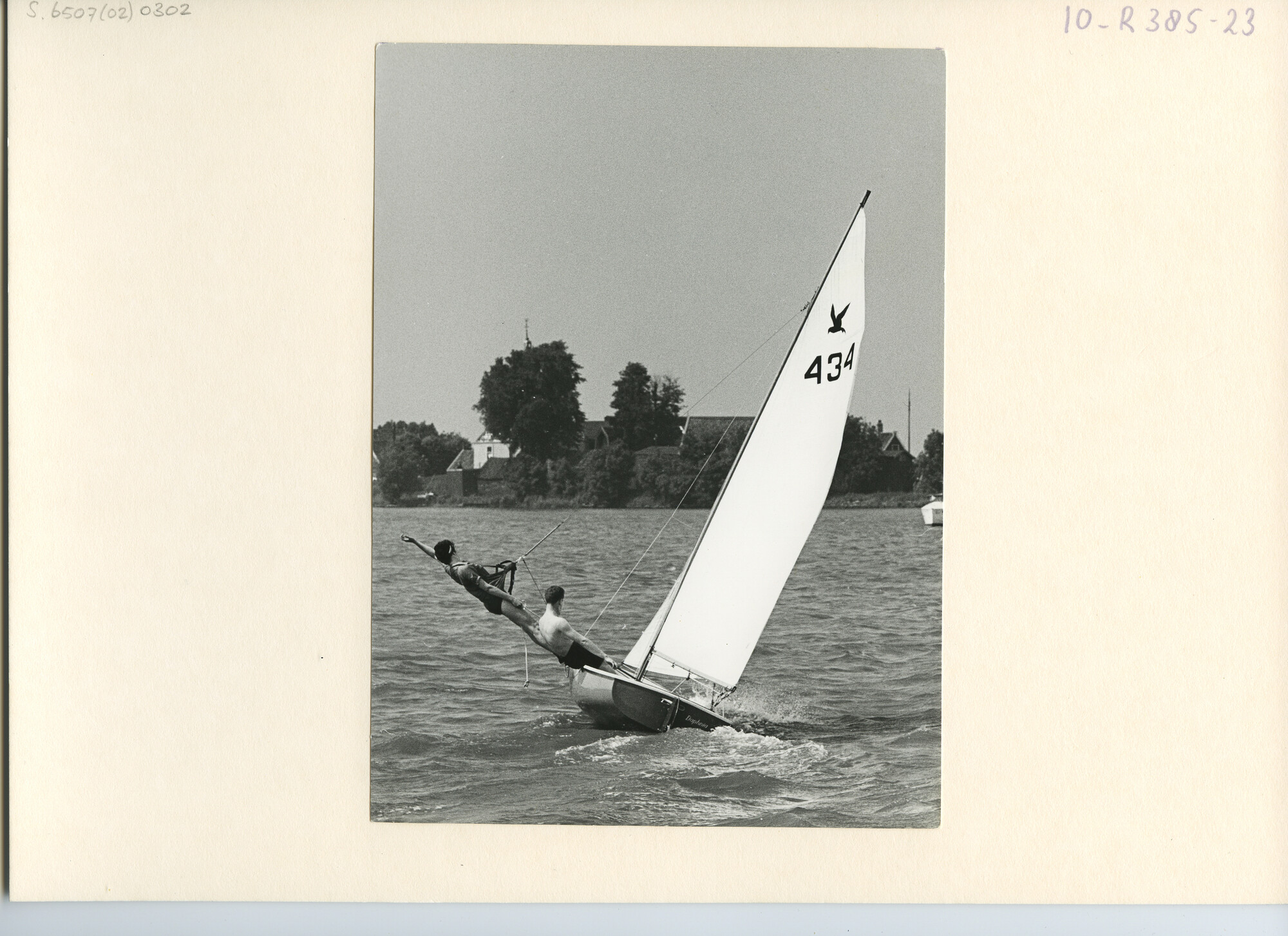 S.6507(02)0302; Zwart-wit foto van Stern nummer 500 (Rakker, van Wijk) tijdens het Nederlands Kampioenschap 1964; foto