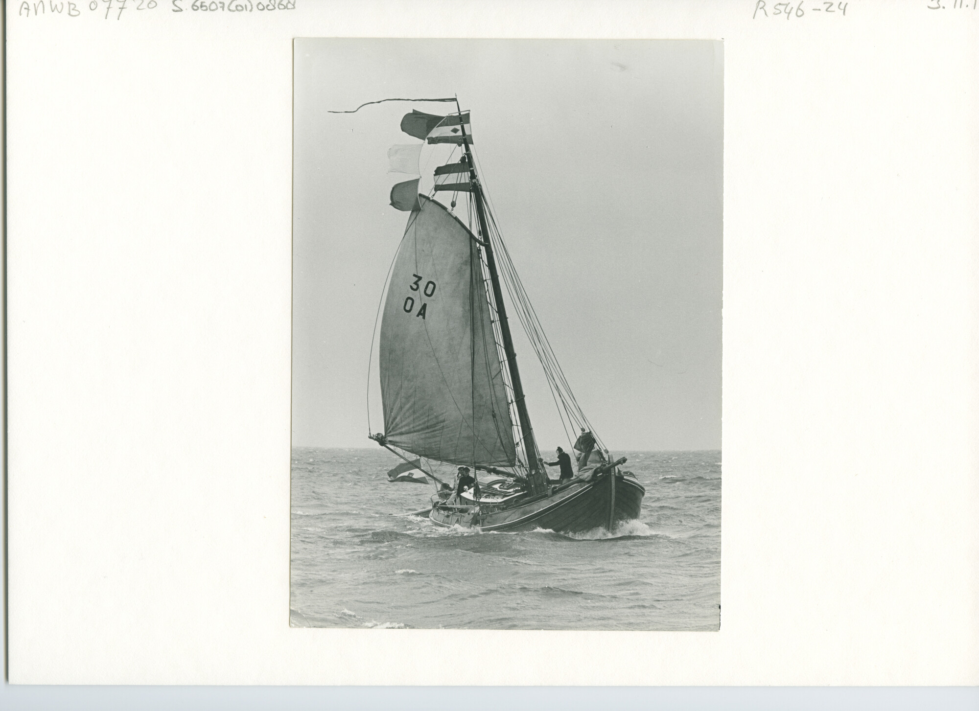 S.6507(01)0868; reunie van ronde en platbodemjachten in 1964 te Medemblik; foto