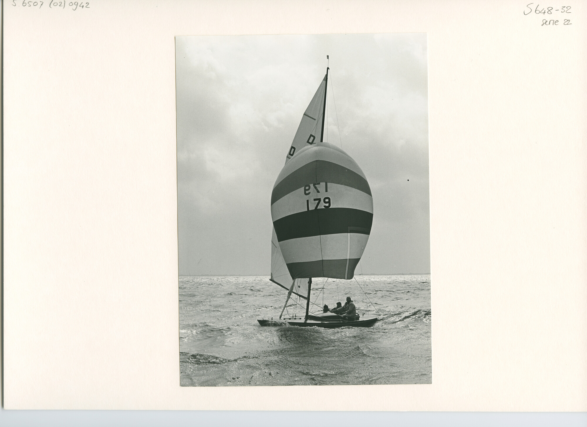 S.6507(02)0942.02; Zwart-wit foto van een wedstrijd in de Drakenklasse op het IJsselmeer voor Medemblik om de Internationale Dragon Gold Cup; foto