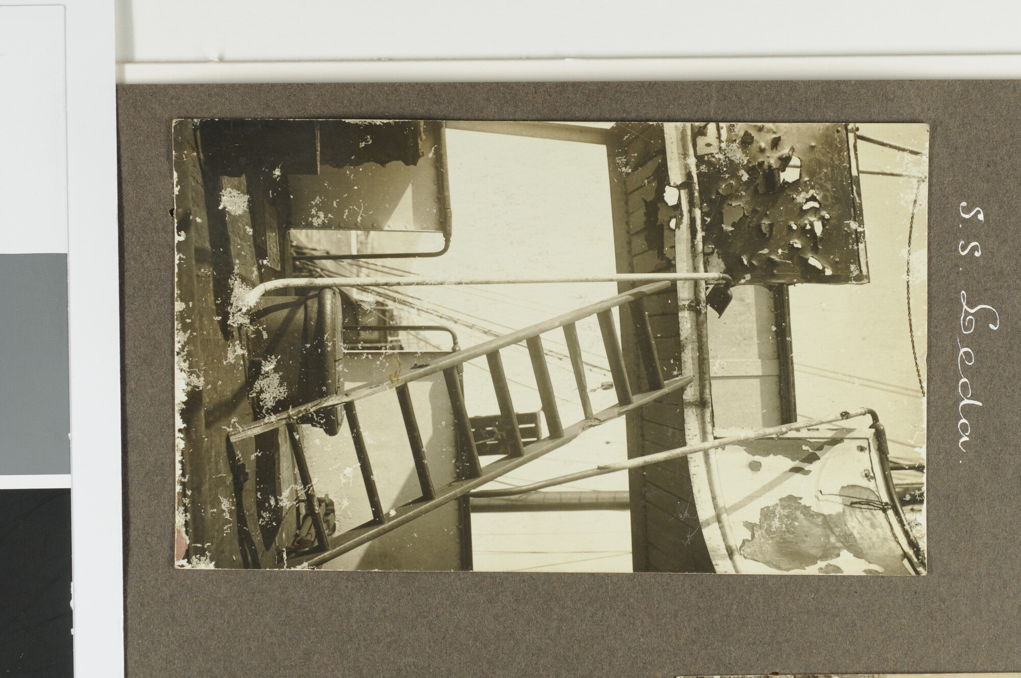 S.6087(05); Fotoblad [uit fotoalbum gescheurd] met daarop 3 fotos van het ss. Leda van [...]; fotoreportage