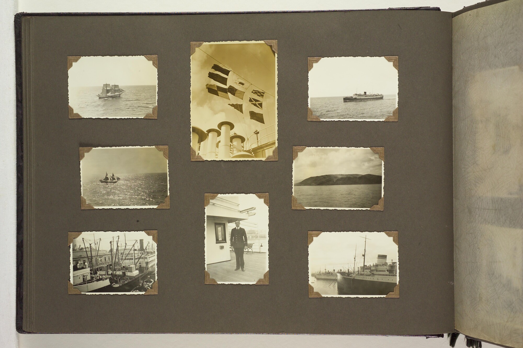 S.5548(091); Persoonlijk album van J.D. van Schooten met foto's aan boord van het ss. Tjikini; fotoalbum