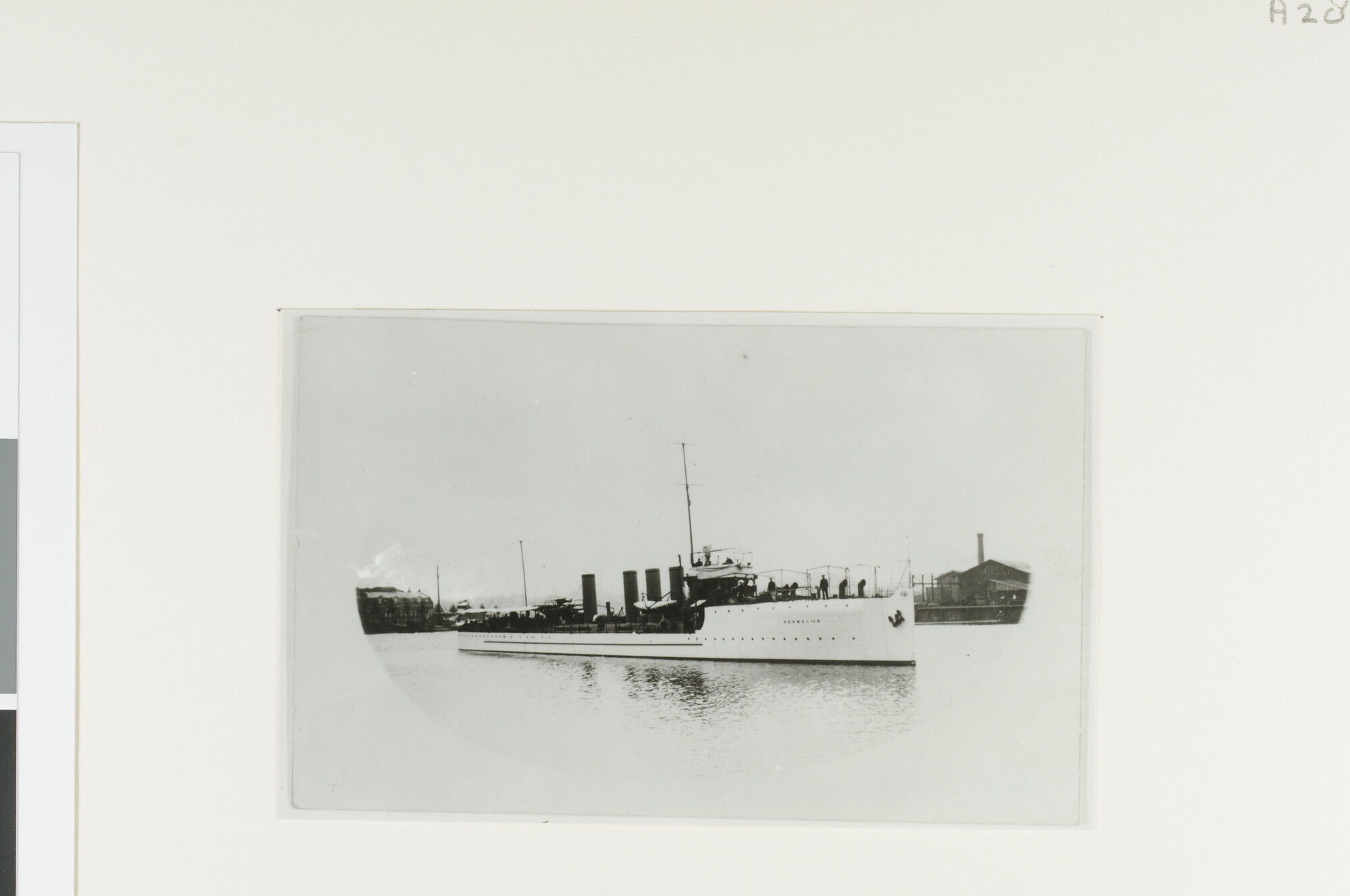 A.2867(01)062; De torpedobootjager Hr.Ms. 'Hermelijn', met wit geschilderde romp, gezien op stuurboord; foto