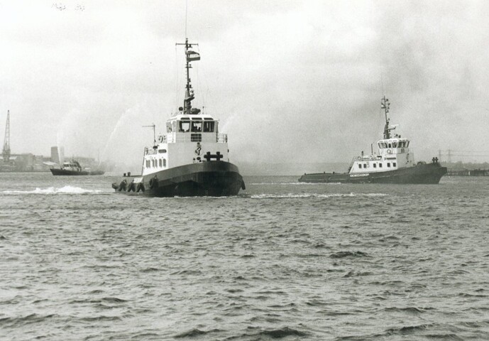 2001.1681; Foto's van de demonstratie op het IJ bij indienstelling van vier nieuwe sleepboten voor Reederij Gebroeders Goedkoop / Wijsmuller Groep in 1982; fotoreportage
