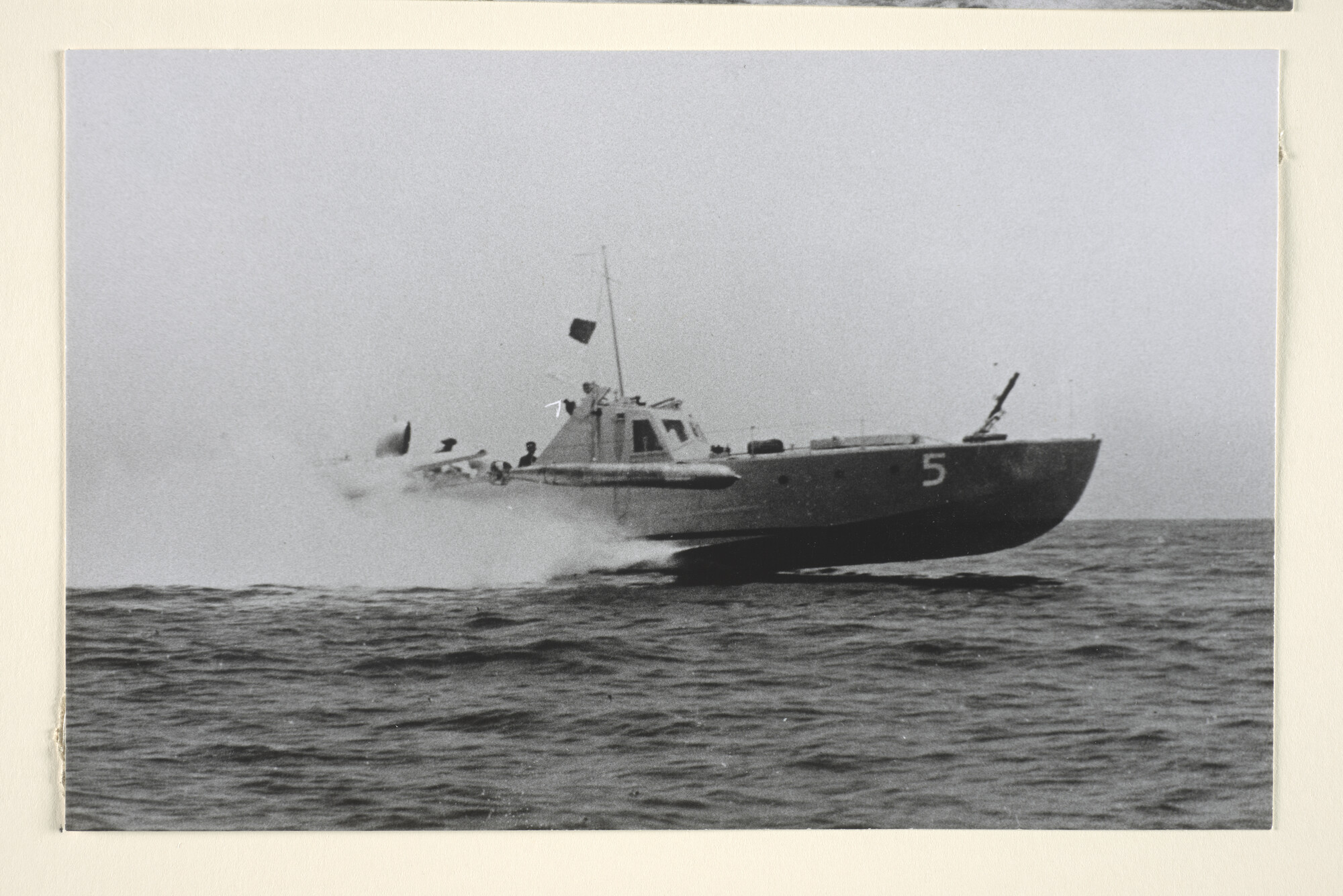 1995.1303; Reproductiefoto's van motortorpedoboot 'TM 5' tijdens oefeningen in de Indische wateren; fotoreportage