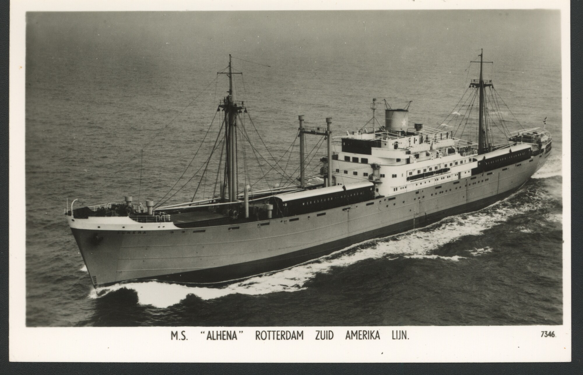 A.4509(083); Luchtfoto van het vrachtschip ms. 'Alhena' van de Rotterdam Zuid-Amerika Lijn; prentbriefkaart
