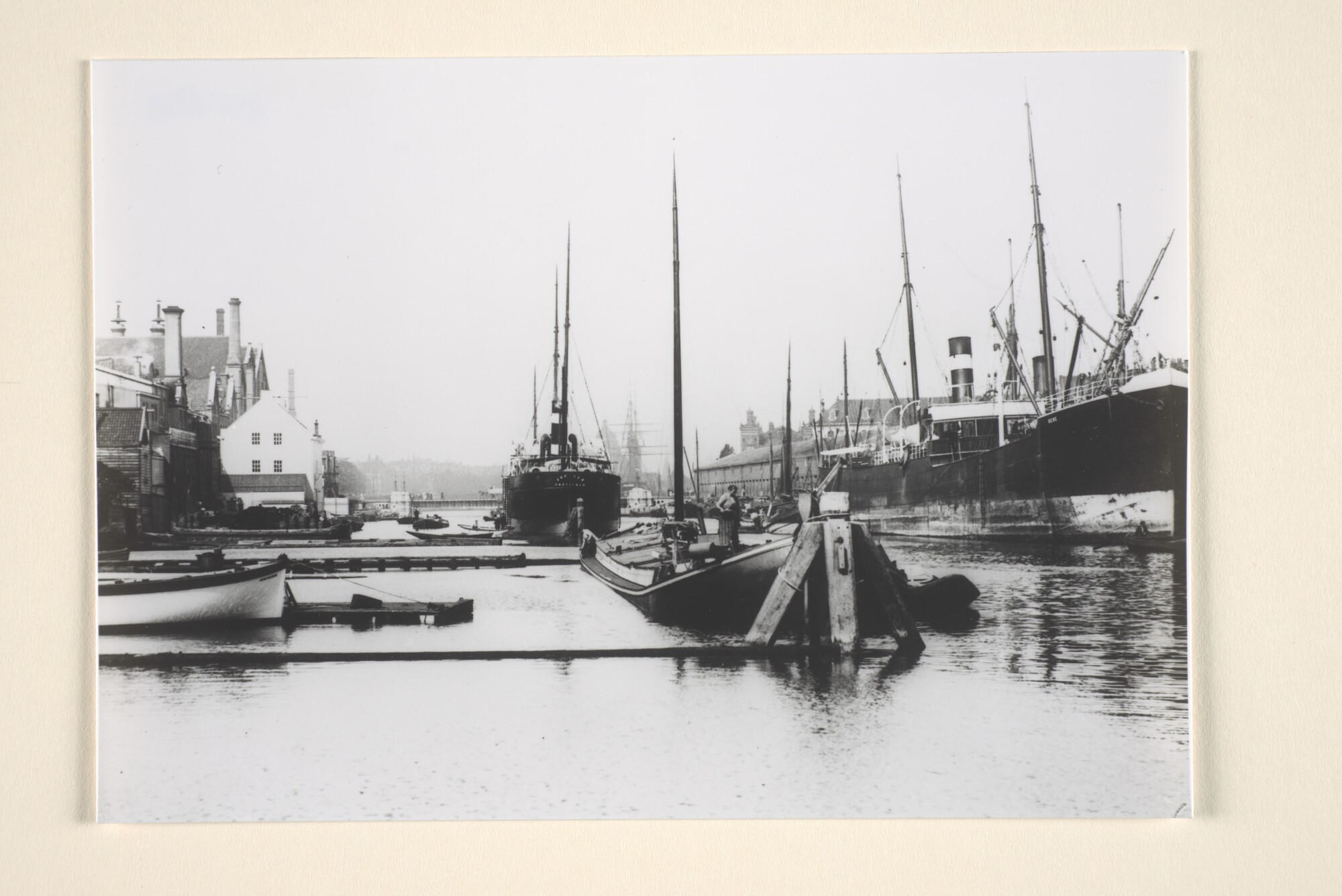 1995.6859; Het vrachtschip ss. 'Hebe' en 'Jupiter' van de KNSM liggen afgemeerd op de Nieuwe Vaart te Amsterdam; foto