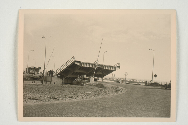 S.5219(12)0553; Fotos van in- en exterieur van een nieuwe ophaalbrug bij Lelystad; fotoreportage