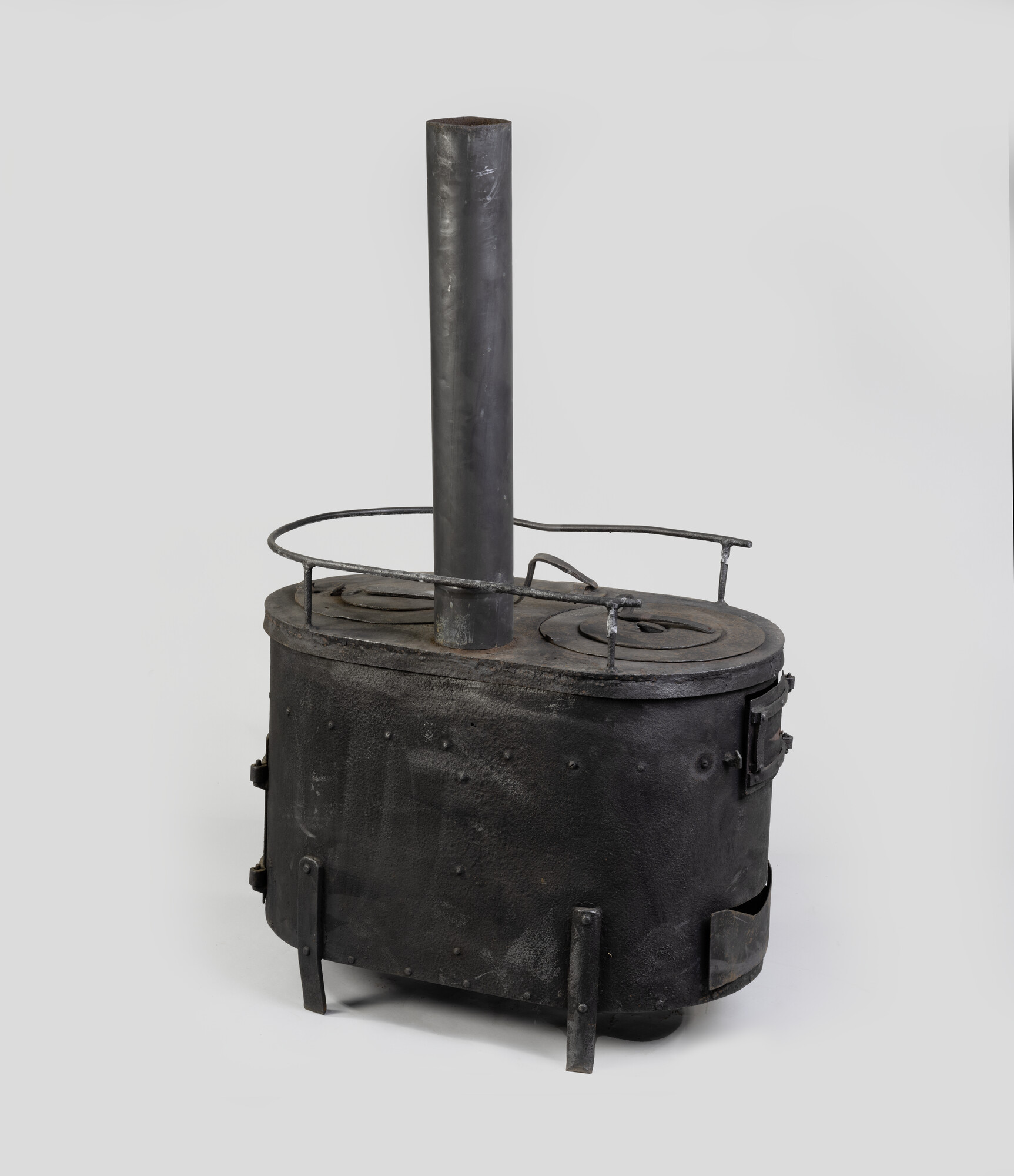 S.4965(08); Fornuis, zwart gietijzer, afkomstig van een Vlaardingse logger; fornuis