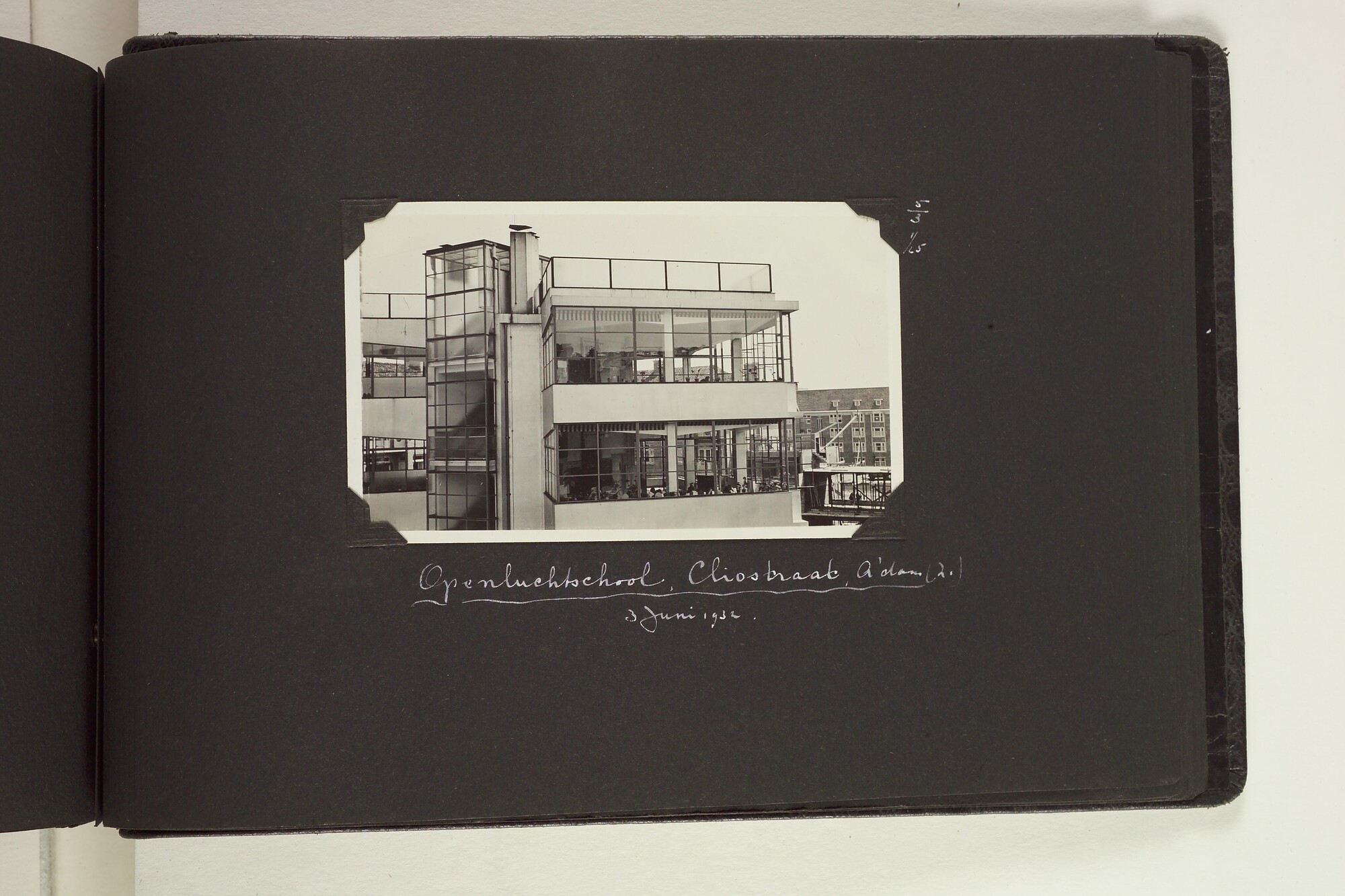S.6156(06)l; Fotoalbum l) uit een serie van veertien uit de Collectie Job over zijn reizen met ss. 'Stuyvesant' en 'Venezuela' van de KNSM [...]; fotoalbum
