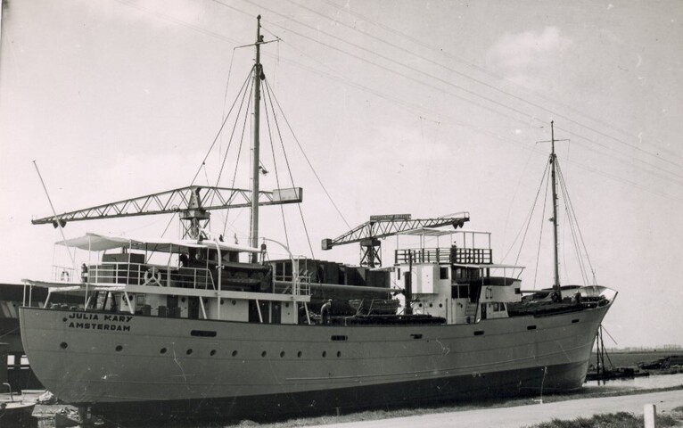 2001.1741; Foto's van de coaster ms. 'Julia Mary' van Terwogt & Lagers te Amsterdam afgemeerd aan de afbouwkade bij J.G. Bröerken te Westerbroek [...]; fotoreportage